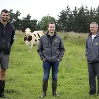 Sur la route du lait, on trouve des fermes familiales qui ont le vent en poupe. Celle de Jean-Paul Planchon, Fanny Reboul et Vianney Belin, le Gaec de