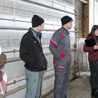 Un agri-goûter avec possible dégustation de viande, un groupe d'élève en pleine exploration d'une ferme et des explications sur le métier d'éleveur :