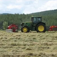 Au sein de la Cuma du Causse, Thierry Cazottes, Alain Barbut et Éric Barbut travaillent tout particulièrement en équipe : machines mises en commun, tr