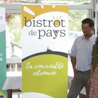Le village de Rousses, son rocher, ses 60 habitants à l'année et son bistrot désormais labellisé Bistrot de pays.