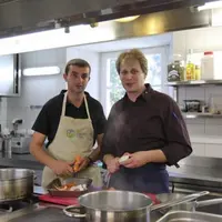 Jérémy Vassié et Julien Izarn dans les cuisines du château d'Orfeuillette.