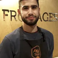 Thomas Lardeux travaille tous les jours dans la petite fromagerie d’Issoire où il est possible de boire un verre autour d’un joli plateau.