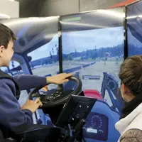 Jeudi 16 février, à la halle Saint-Jean de Mende, a eu lieu le forum des formations et métiers, à destination des collégiens. Le camion de l’Aventure
