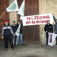 La FDSEA et les JA ont manifesté jeudi 13 avril à Mende pour dénoncer une « décision absurde » et un manque de communication sur un sujet qui est pour