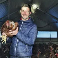 Installé depuis deux ans, Guillaume Delcros élève entre 10 000 et 12 000 volailles par an.