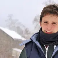 Sylvain Peyronnet devant la vieille grange qui borde la RN122 et qui sera totalement réhabilitée.