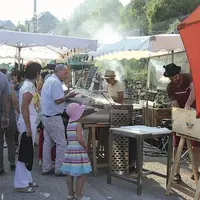 Devant chaque étal de producteur, les Mendois attendent de pouvoir acheter les produits pour les consommer sur place.