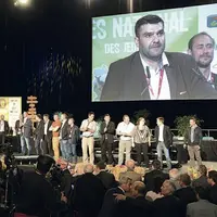 Jérémy Decerle (s’exprimant au pupitre) éleveur de Charolaises en Saône-et-Loire et ancien vice-président des JA, en charge de l’installation a été él