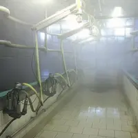 Ici utilisé en salle de traite, le système est aussi adaptable aux tables d’alimentation et aux stabulations.