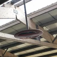 Dix bornes de géolocalisation couvrent le bâtiment d'élevage pour donner la position de chaque animal sur l'écran de l'ordinateur ou du téléphone.