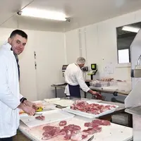 L’atelier de découpe de la Cuma Kig bro Leon est en activité depuis quelques mois. Ici Majan Laot, un des trois éleveurs à l’origine de l’initiative.