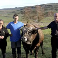 André Trigosse (au centre) est en cours d'installation au sein du Gaec de la Buge, le Gaec familial implanté à Recoules-d'Aubrac (Escudières) depuis p
