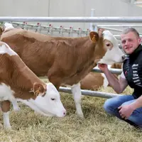 Rémi Bessière est un jeune installé, depuis le 1er janvier 2023, sur la ferme familiale. Ferme familiale qu'il a fait passer d'une production allaitan