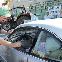 Olivier Boulat, président de la FDSEA distribue des verres de lait aux automobilistes lors de la manifestation.