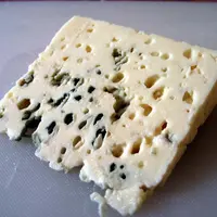 Une promotion sur un Roquefort va probablement attirer plus de demande que sur un Cantal, car les consommateurs sont plus sensibles aux variations de