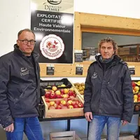 Christian et Alain Biennier du Domaine d’Émile à Andance ont certifié leur exploitation arboricole et viticole en HVE.