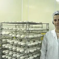 Camille Davoult, après avoir dirigé l'entreprise pendant six ans, est devenue productrice de fromages.