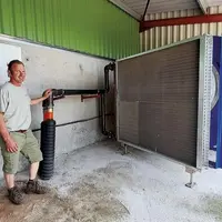 Le séchoir sur grilles équipé d'une soufflerie et d'un radiateur de taille conséquente.
