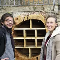 Laurence Dayet et Léo Mouillard Lample devant l’un des hôtels à insectes pour encourager la biodiversité.