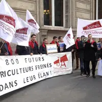 Mercredi 18 mars, des JA se sont fait entendre devant le bureau parisien de la Comission européenne. Objectif : protester contre le blocage des aides