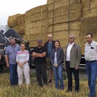 En présence des représentants des conseils départemental et régional, un camion a été livré mardi 27 août sur l’exploitation de Sylvain Rocher.