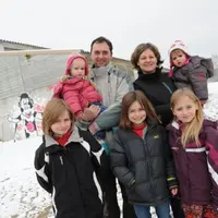 Laurent, Krystelle et leurs cinq filles Anna, Charlotte, Juliette, Camille et Lisa.
