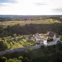 Site classé, le lieu se prête à des randonnées (gorges de la Bouble). Des visites de l’église sont organisées régulièrement en été.