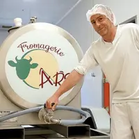 Abandonnée depuis 20 ans, la laiterie de Chambon-le-Château produit à nouveau du fromage grâce à Jonathan Ars, ancien salarié d'une fromagerie qui a d