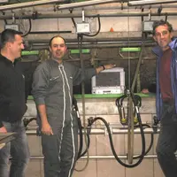 Sébastien Delrieu réalise un contrôle Dépos’traite chez Michel Rocher, éleveur à Monteil, près d’Arzenc-de-Randon.