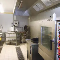 Guillaume Trioulier, paysan installé à Brugeyrolles, souhaite transmettre l’atelier de transformation, qu’il a construit sur sa ferme, à de nouveaux a