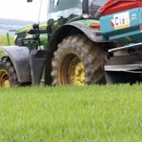 Afin de diminuer l’empreinte carbone des engrais azotés, le ministère de la Transition énergétique envisage la création d’une taxe pour encourager la