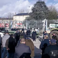 Une centaine d’éleveurs nivernais a convergé vers la préfecture, vendredi.