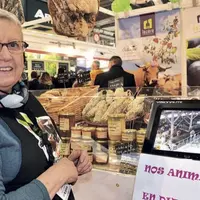 Sur le stand de l’élevage Rodier-Sartre, immersion en direct avec le quotidien des vaches et des chèvres.