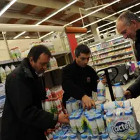 A l'hyper U, Mende, on vide les étagères du lait Lactalis.
