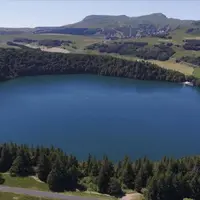 Situé à mi-chemin entre Besse et Super-Besse dans le Puy-de-Dôme, le lac Pavin n'en finit pas d'intriguer les scientifiques curieux de percer le mystè