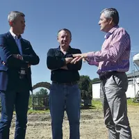 De gauche à droite : Michel Biero, gérant de Lidl France, Joël Amadon, producteur adhérent à l’APLM et Dominique Barrau, président de l’APLM à l’occas
