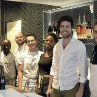 En cuisine et en salle, la plus-value est humaine. Pour préparer, servir, expliquer les produits et les plats, le Bien élevé (photo) compte sept emplo