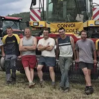 Voisins venus aider et employés de la Cuma, en tout, ils étaient sept pour procéder à la récolte de l’herbe sur les terres de Vincent Gély (à droite s
