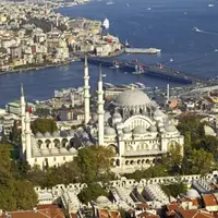 La Mosquée De Soliman Le Magnifique qui surplombe le bosphore est considérée comme la plus belle des mosquées impériales de la Turquie.