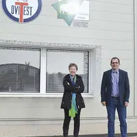 Le président, Frédérik Lacombe et la directrice, Béatrice Giral Viala, devant les nouveaux locaux.