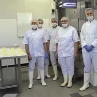 Le moulage et l’emballage des portions de beurre est réaliser artisanalement par les employés.