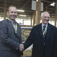Lucius Tamm, vice-directeur du FiBL et Christian Huyghe, directeur scientifique adjoint à l’agriculture de l’Inra ont signé le rapprochement de leurs