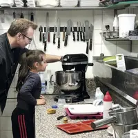 Clémence Boissier écoute attentivement les recommandations du chef Gérard Dugard pour pouvoir, dimanche prochain, faire le dessert elle-même.