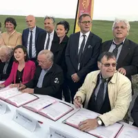 Les élus signant vendredi dernier la convention pour l’obtention du label PNR Aubrac.