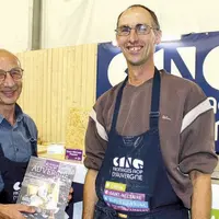 Philippe Lorrain et Sébastien Nigon (producteur de lait à Ambert et président du Sifam) avec la brochure tout juste éditée.