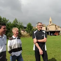 Bruno Flouret, Benoît Régis, Stéphan Massador (maire de Cubières) et Hervé Folcher devant le village.