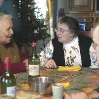 L’obligation alimentaire est entre autres supportée par les ascendants, les descendants ou les époux. Toutefois, la loi ne prévoit aucune obligation a