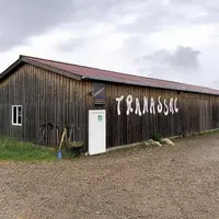 La construction du bâtiment de 300 m² du Gaec Tramassac (Loire) et de son auvent ont représenté un coût total de 100 000 EUR. Les associées ont reçu 2