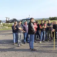 Après plusieurs semaines de baisse des prix du broutard, les éleveurs du Cantal ont bloqué mardi deux centres d’allotement et promettent de visiter to