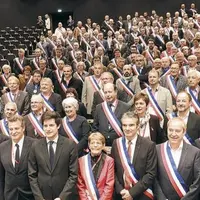 Le ministre de l’Agriculture, Julien Denormandie (au centre) est revenu en terres puydômoises pour porter le message de soutien du gouvernement aux ma